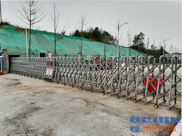 湘潭海泡石新材料科技产业园对开电动伸缩门顺利完工