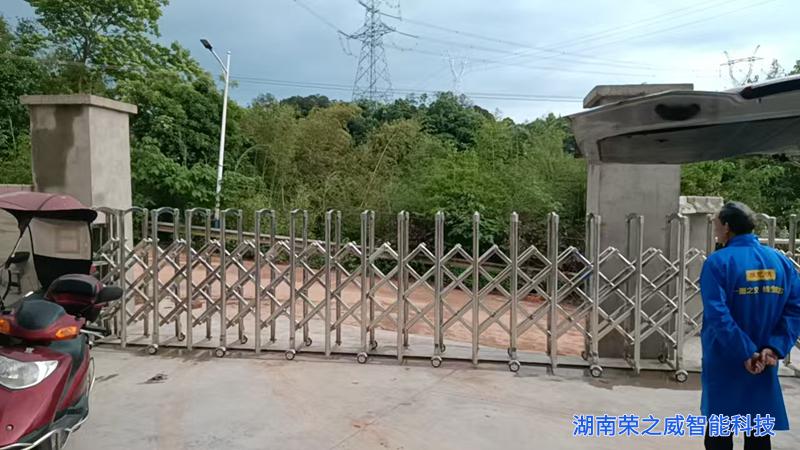 长沙县浔龙河生态艺术小镇·8米不锈钢电动伸缩门安装案例｜湖南荣之威