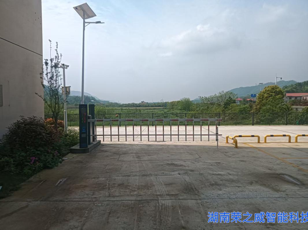 富昇智各道闸2套3米案例｜长沙荣之威电动门厂家