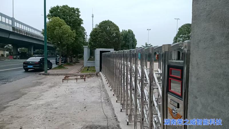 18.8米不锈钢电动伸缩门-湖南荣之威长沙厂家安装