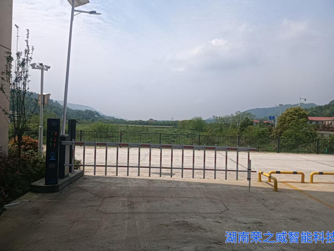 2套3米不锈钢道闸-汨罗车辆管理-湖南荣之威