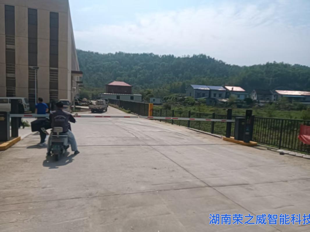 道闸基础施工-长沙电动门厂家-湖南荣之威