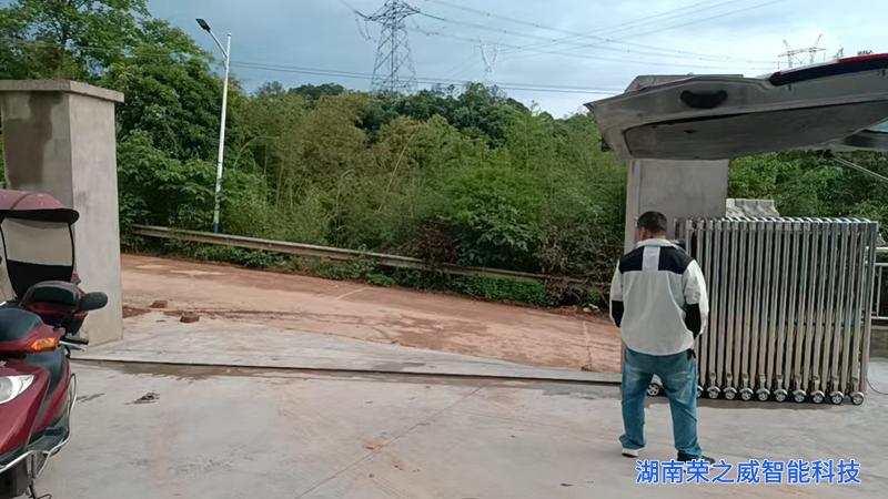 8米不锈钢伸缩门-景区出入口-湖南荣之威